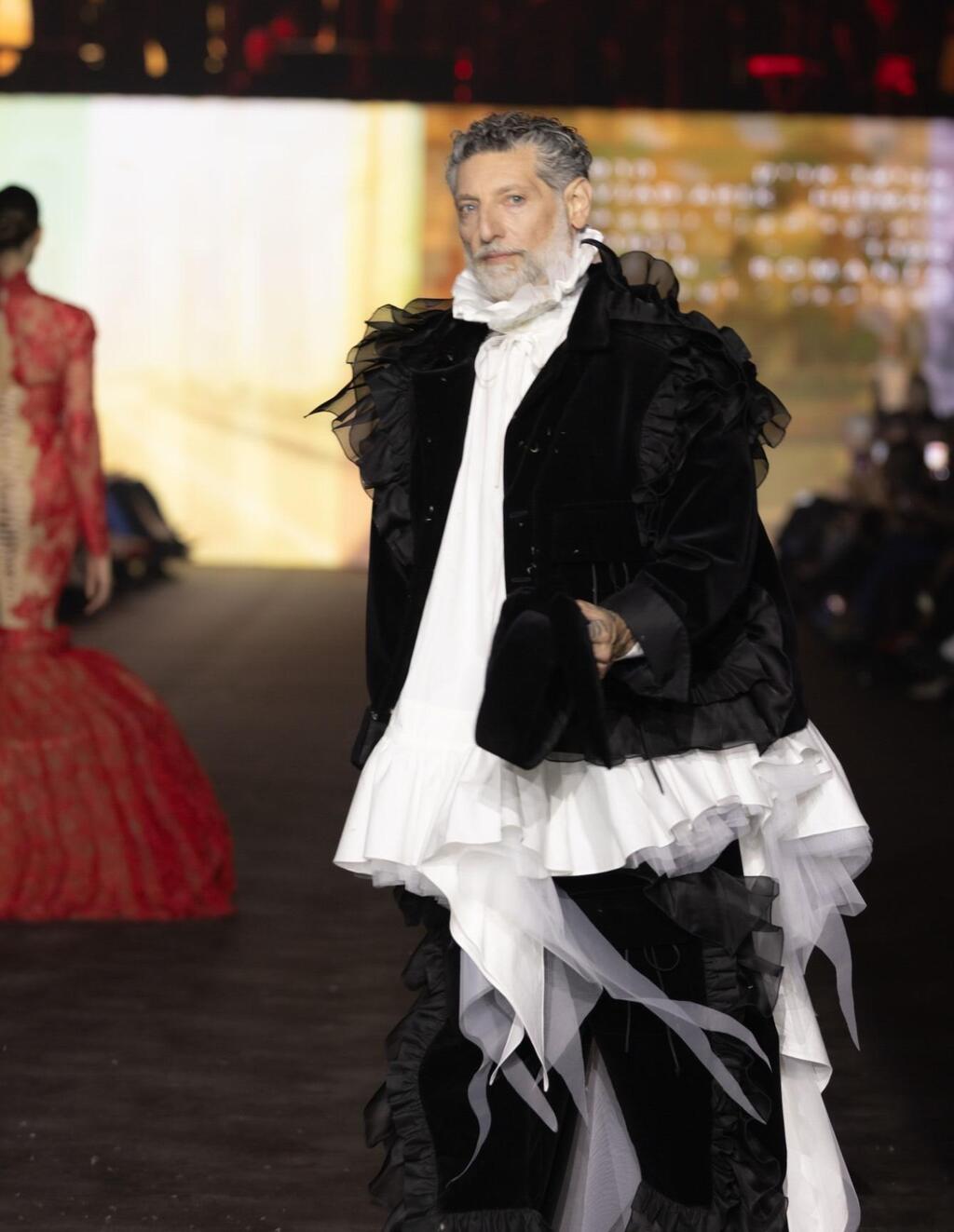 אסף גרניט בדגם של אהרון גניש בפתיחת שבוע האופנה תל אביב, 2025