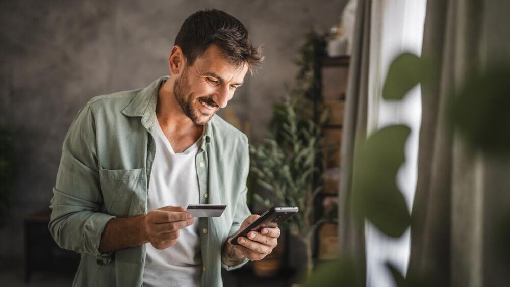 “It fits me like a glove.” But does it? (Photo: Shutterstock) התמכרות לקניות