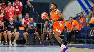 קווה גרנט עם הכדור