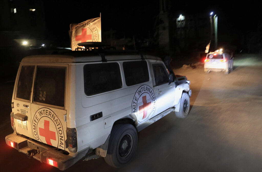 Photo: REUTERS/Dawoud Abu Alkas הצלב האדום מתהליך מסירת החטוף החלל
