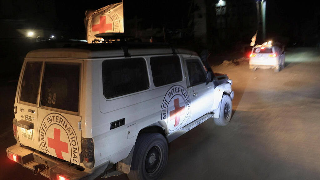 Red Cross vehicles (Photo: Reuters/Dawoud Abu Alkas) הצלב האדום מתהליך מסירת החטוף החלל