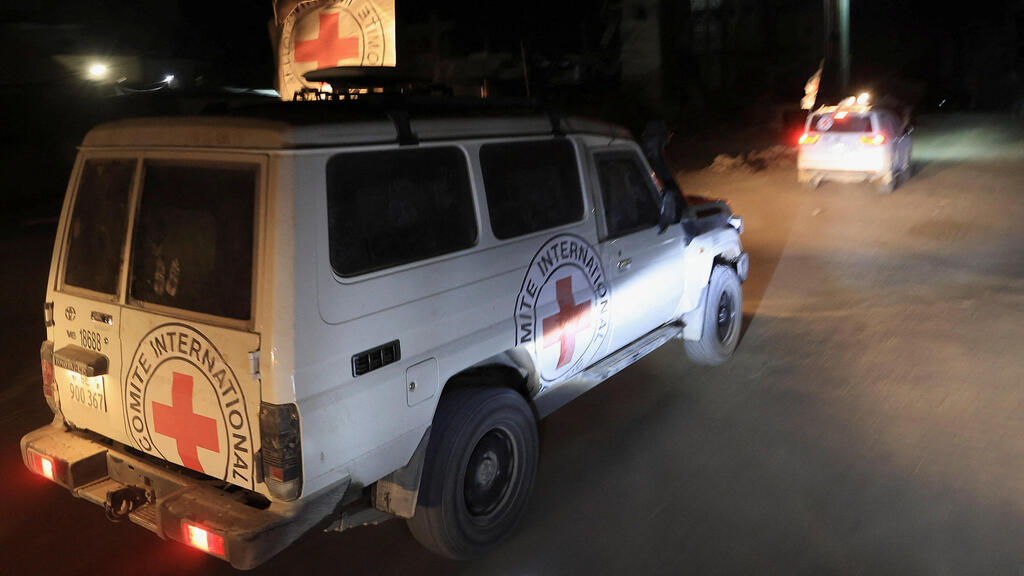 The Red Cross (Photo: Reuters/Dawoud Abu Alkas) הצלב האדום מתהליך מסירת החטוף החלל