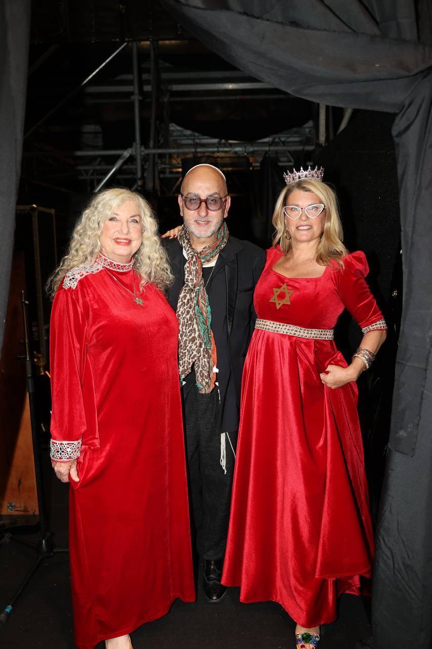 מעצב הבית. שלומי דדון עם שרון אדם ואביבה שמר (צילום: אור גפן)  תצוגה יום ההשראה הבינלאומי