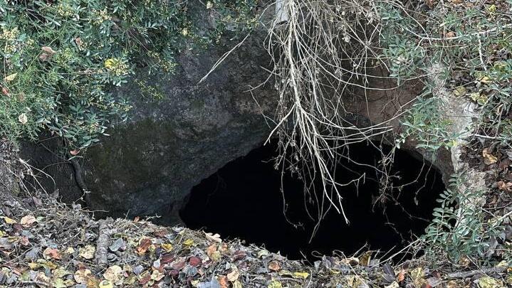 Яма, в которую провалился турист (Фото: Служба пожарной охраны Прибрежного округа) הבור אליו נפל הילד