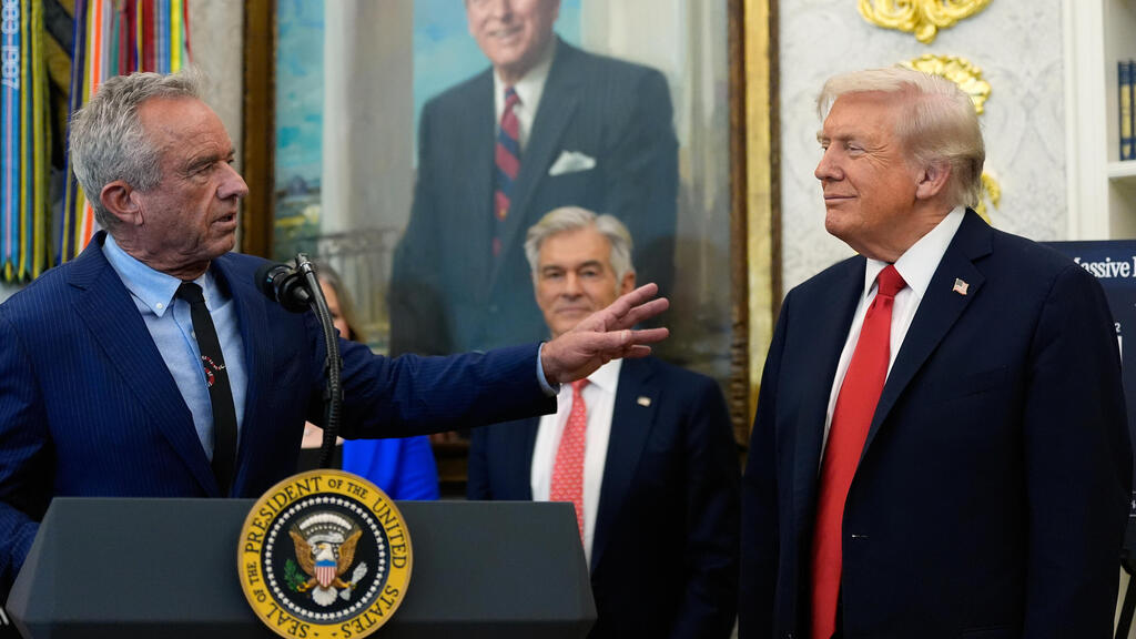 US President Donald Trump and his Secretary of Health, Robert Kennedy Jr. (Photo: Alex Brandon/AP) דונלד טראמפ ושר הבריאות שלו, רוברט קנדי ג’וניור