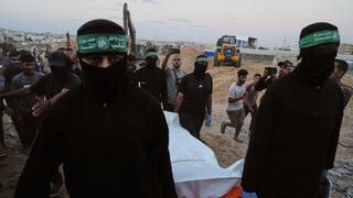 מחבלי חמאס מחלצים לכאורה שרידים של חלל חטוף בשכונת חמד חאן יונס רצועת עזה