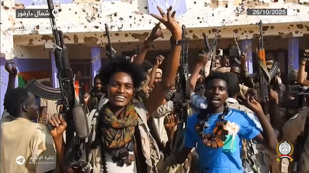 RSF militia fighters celebrate in the streets of El Fasher, Sudan (Photo: AFP PHOTO / HO / SUDAN RAPID SUPPORT FORCES (RSF) TELEGRAM ACCOUNT) סודן לוחמי מיליציית ה RSF חוגגים ב רחובות של אל פאשיר אל פאשר אל-פאשיר אל-פאשר