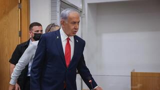 נתניהו נכנס לאולם בית המשפט