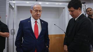 נתניהו נכנס לאולם בית המשפט