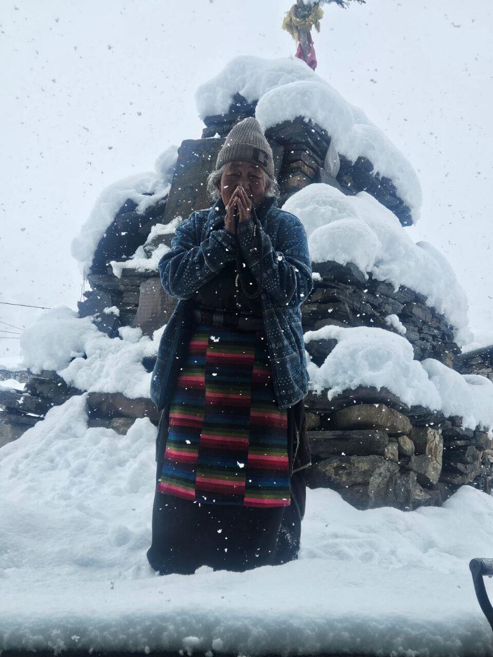 A local stands outside a snow-covered structure in northern Nepal, Oct. 29, 2025, as a powerful snowstorm disrupts trekking routes and delays evacuations (Photo: Roy Levi) סופת שלגים בצפון נפאל