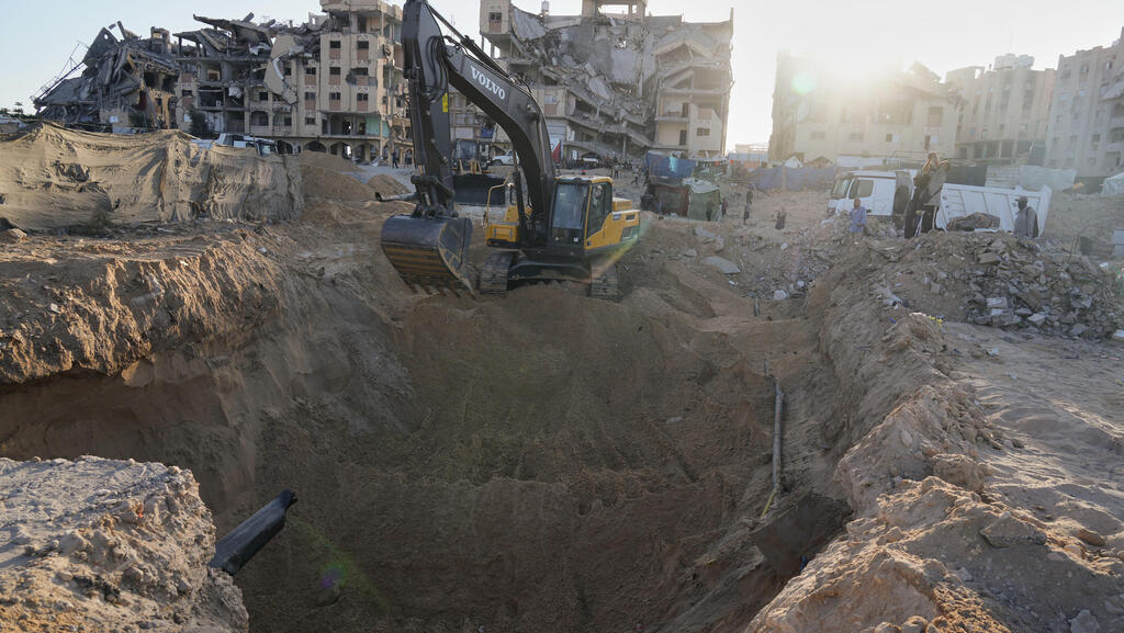 רחפן צה"ל תיעד: חמאס הוציא גופת חלל חטוף מדירה, קבר בבור - והזמין את הצלב האדום