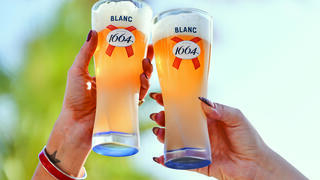 עושים חיים בצילומי אופנה בקפרסין. ועוד יש בירה!