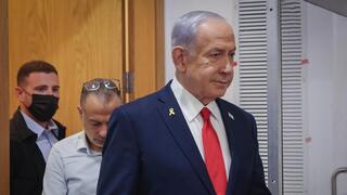 נתניהו נכנס לאולם בית המשפט