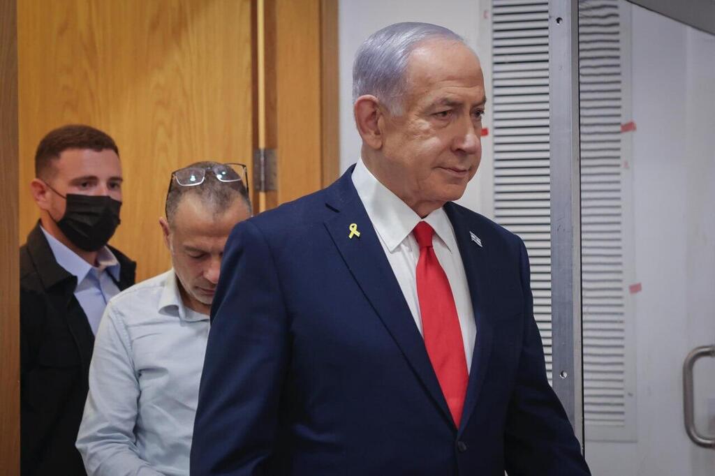 נתניהו נכנס לאולם בית המשפט