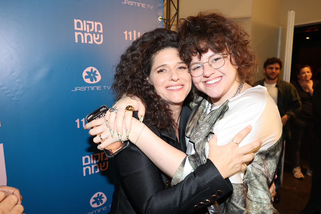 חבקניות. טליה ברטפלד ונועה קולר (צילום: רפי דלויה)  השקת הסדרה מקום שמח