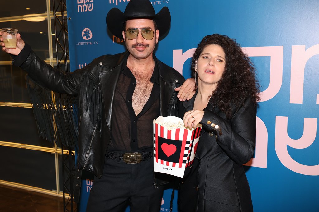 משעמם בטוח לא היה בצילומים. קולר ואביהו פנחסוב (צילום: רפי דלויה)  השקת הסדרה מקום שמח