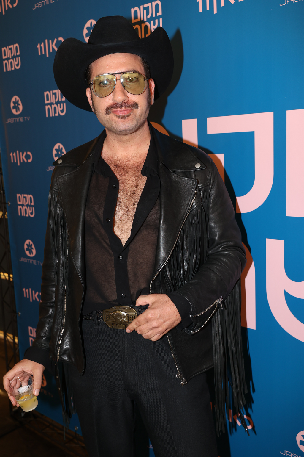 לא ציפינו למשהו אחר ממך. אביהו פנחסוב יודע לדפוק הופעה!  (צילום: רפי דלויה)  השקת הסדרה מקום שמח