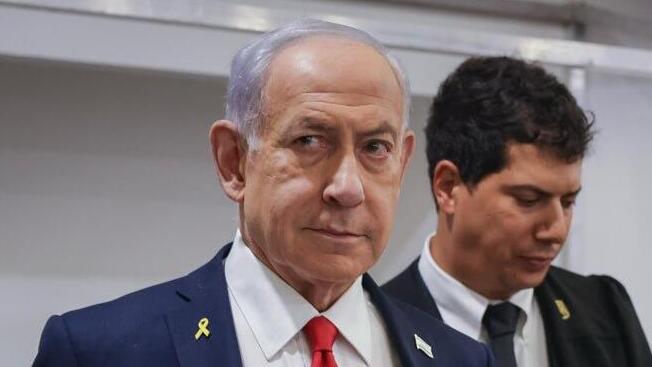 נתניהו נכנס לאולם בית המשפט