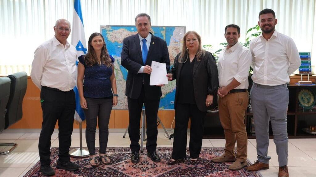 Министр Исраэль Кац с членами комиссии ישראל כ"ץ והוועדה