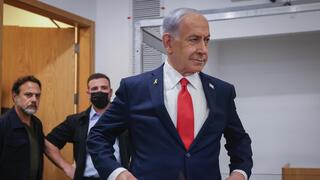 נתניהו נכנס לאולם בית המשפט