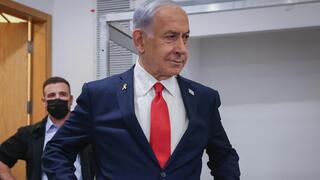 נתניהו נכנס לאולם בית המשפט