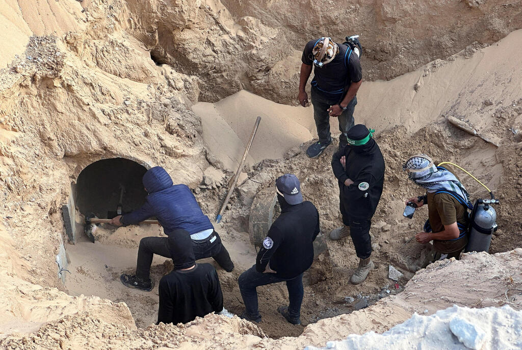 Searching for remains of Israeli hostages in Khan Younis (Photo: REUTERS/Haseeb Alwazeer) מחבלי חמאס עורכים לכאורה חיפוש אחר חללים חטופים בשכונת חמד חאן יונס