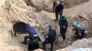 מחבלי חמאס עורכים לכאורה חיפוש אחר חללים חטופים בשכונת חמד חאן יונס