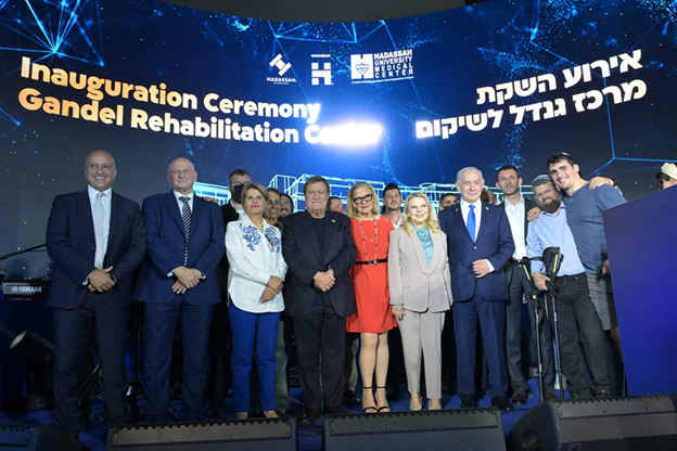 In the photo, Yehoram Gaon performs his song You Won’t Defeat Me on stage together with the prime minister and his wife, the president of Hadassah Women’s Organization, the Hadassah leadership and wounded soldiers who were rehabilitated at the Gandel Center (Photo: Avi Hayun) In the photo, Yehoram Gaon performs his song You Won’t Defeat Me on stage together with the prime minister and his wife, the president of Hadassah Women’s Organization, the Hadassah leadership and wounded soldiers who were rehabilitated at the Gandel Center