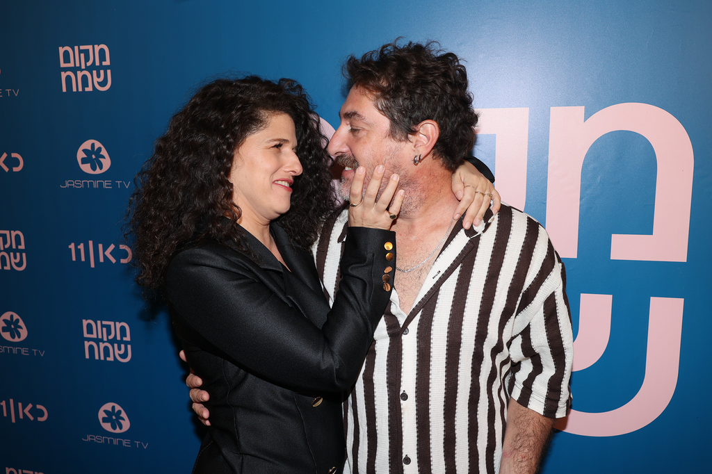 תסתכל לי בעיניים. נועה קולר ובעלה תום וייסמן, בהשקת הסדרה החדשה והמדוברת שלה, "מקום שמח"  (צילום: רפי דלויה)  השקת הסדרה מקום שמח