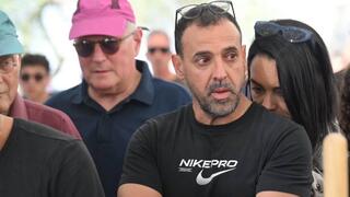 אלי שרעבי עם בת זוגו החדשה יערה קריספיל, בהלוויית אחיו יוסי שרעבי