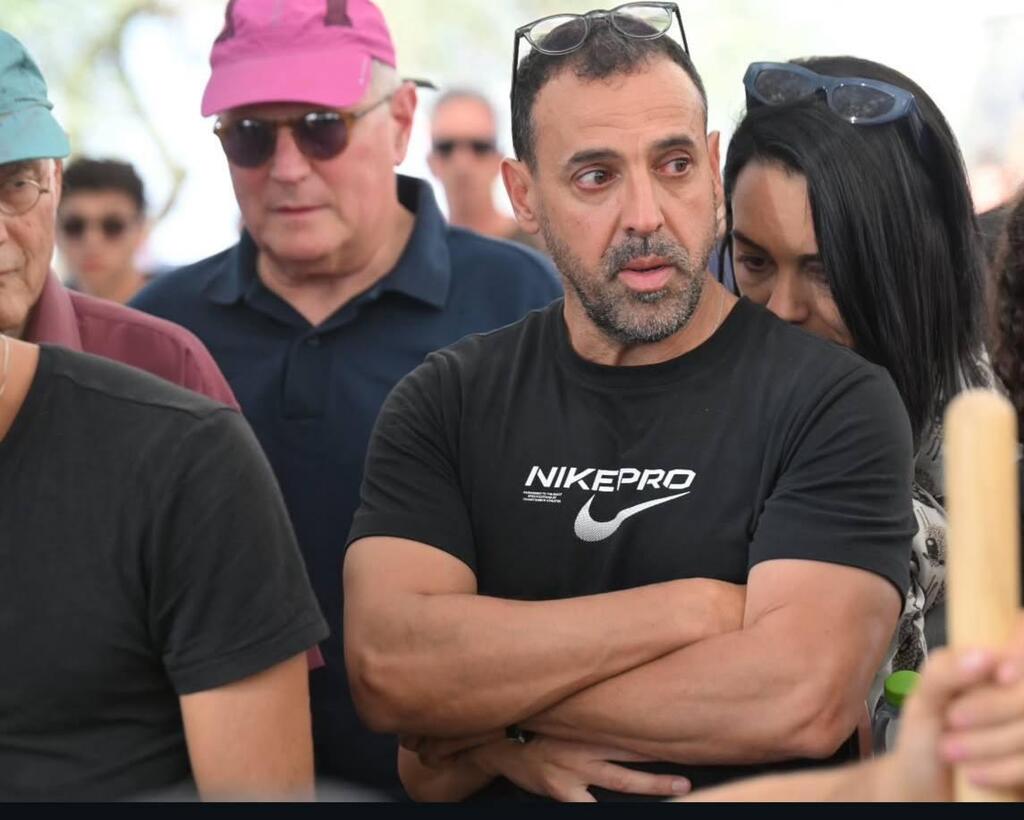 Eli Sharabi at the funeral of his brother Yossi (Photo: Paulina Patimer) אלי שרעבי עם בת זוגו החדשה יערה קריספיל, בהלוויית אחיו יוסי שרעבי