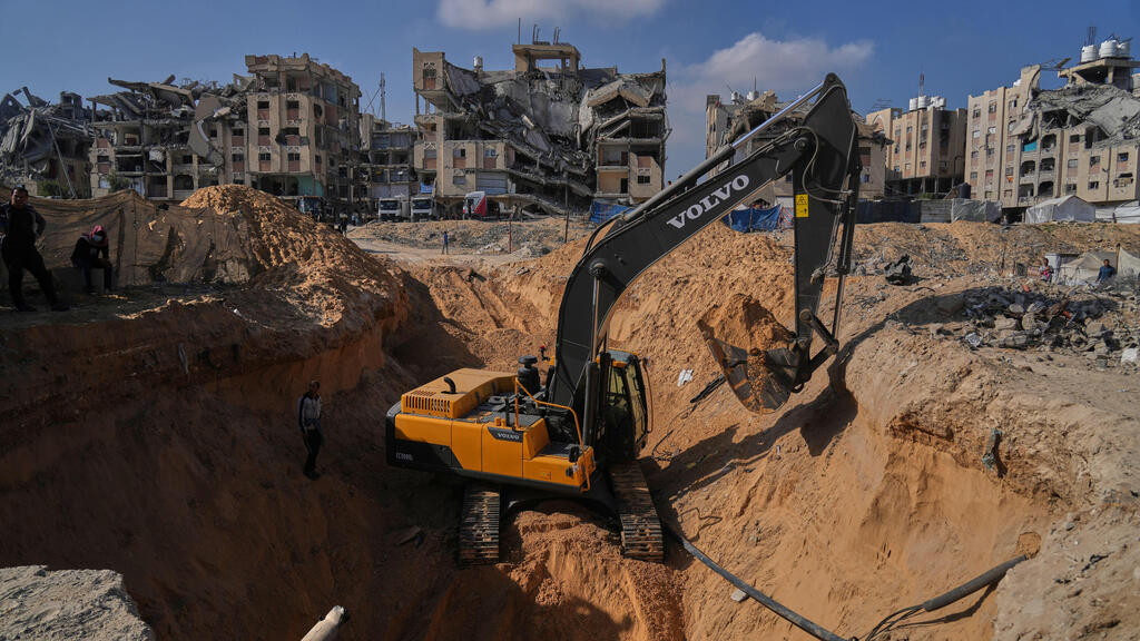 Поиск тел израильских заложников в Газе (Фото: AP Photo/Abdel Kareem Hana) חיפושים בשכונת חמד חאן יונס עזה