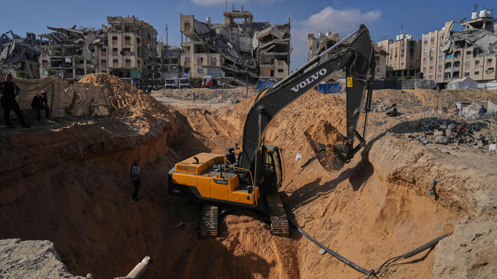Поиск тел израильских заложников в Газе (Фото: AP Photo/Abdel Kareem Hana) חיפושים בשכונת חמד חאן יונס עזה
