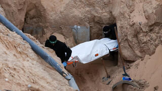 מחבלי חמאס מחלצים לכאורה שרידים של חלל חטוף בשכונת חמד חאן יונס רצועת עזה