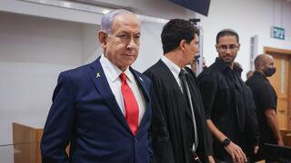 נתניהו נכנס לאולם בית המשפט