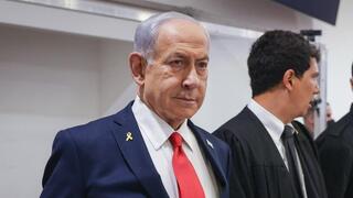 נתניהו נכנס לאולם בית המשפט