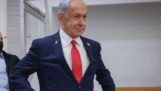 נתניהו נכנס לאולם בית המשפט