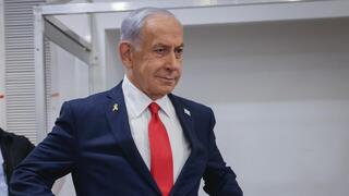 נתניהו נכנס לאולם בית המשפט