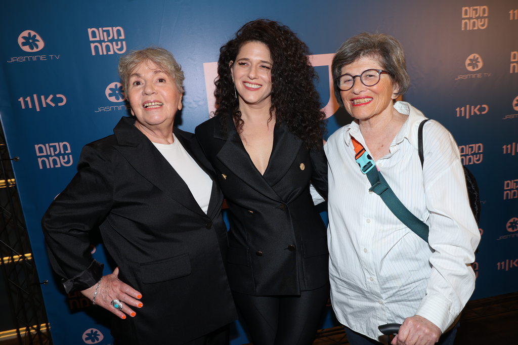 דאבל אמא. קולר עם אמא שלה, חנה קולר, ותיקי דיין שמשחקת את אמא שלה בסדרה (צילום: רפי דלויה)  השקת הסדרה מקום שמח