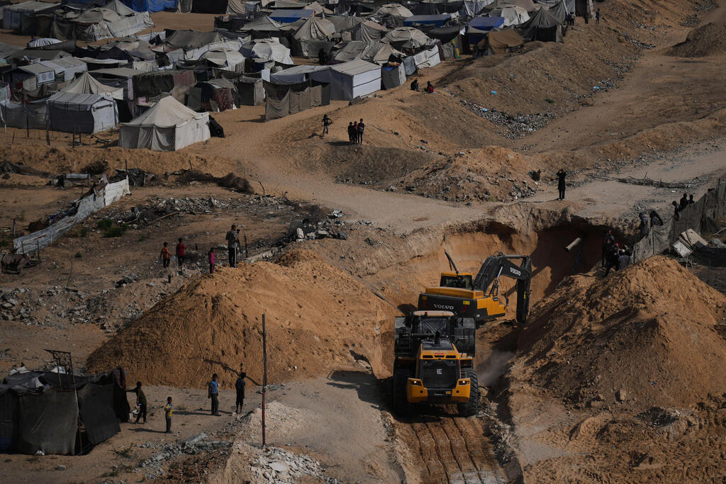 Searching for remains of Israeli hostages in Khan Younis (Photo: AP Photo/Abdel Kareem Hana) חיפושים בשכונת חמד חאן יונס עזה