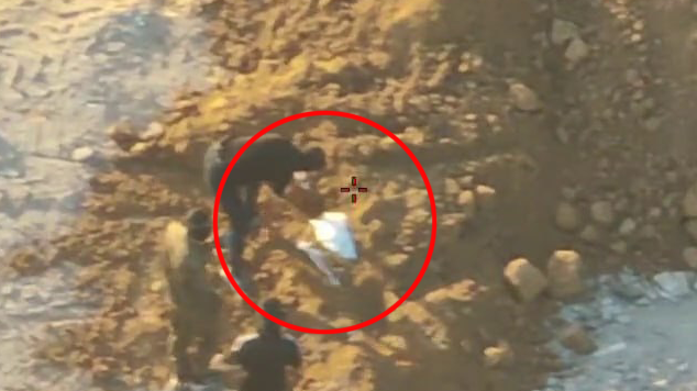 אנשי חמאס מביימים הימצאות שרידי גופת חלל, בנוכחות אנשי צלב אדום