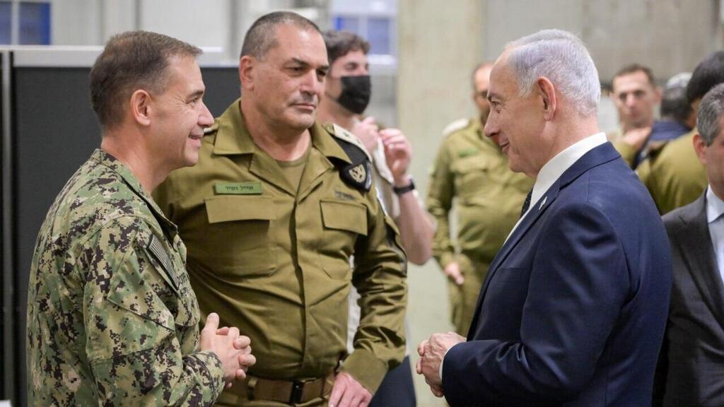 CENTCOM chief Brad Cooper, IDF chief Eyal Zamir and Prime Minister Benjamin Netanyahu at the CMCC (Photo: GPO) ראש הממשלה נתניהו בביקור במפקדה האמריקנית בקריית גת