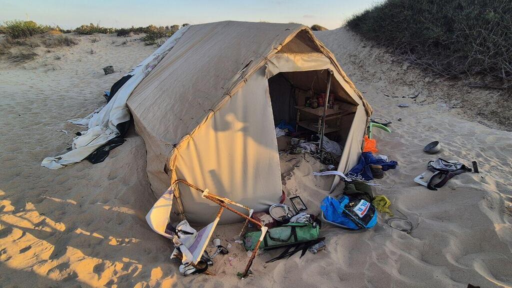 האוהל שננטש עם תחילת הטבח בחוף. נשאר עומד עד היום