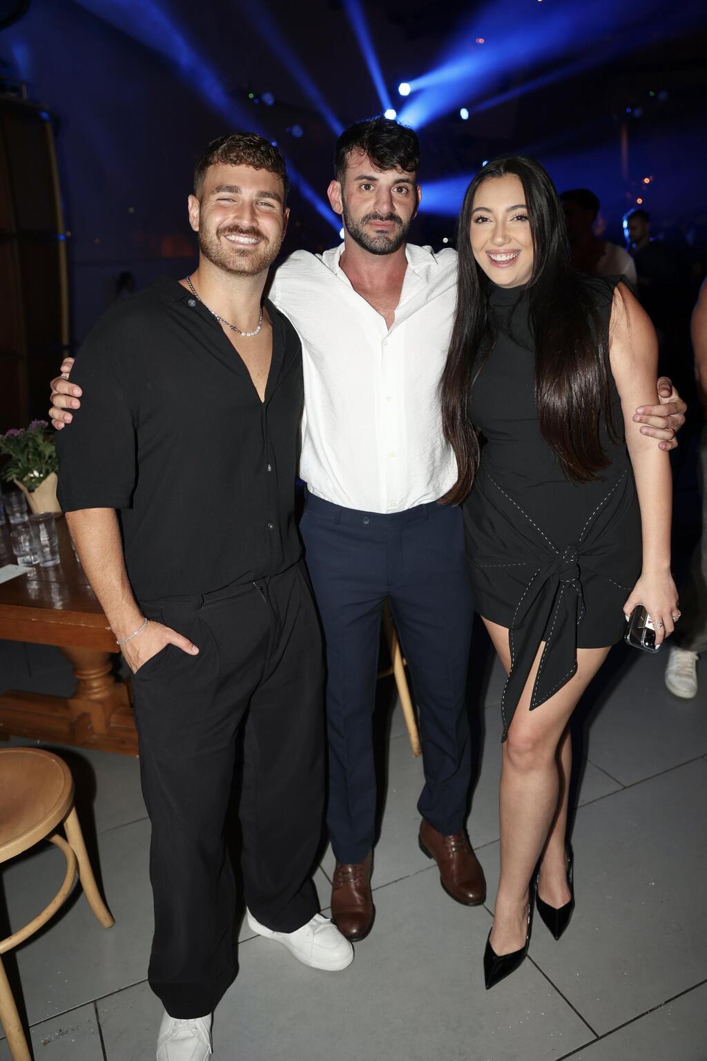 מתי עושים אימון ביחד? יובל רפאל ויותם גבריאל עם חתן השמחה (צילום: אור גפן)  חתונה נאור יזדן