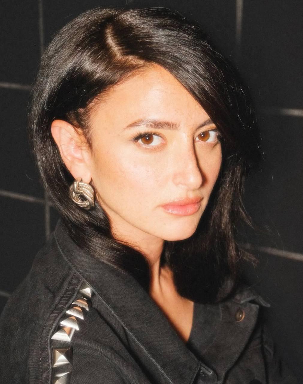 "למה לסקול אותי באבנים? כי אני אישה שמספרת על חוויה מינית?" (צילום: מיכאל שר)  אלי סטין (עבור פודקאסט הברזייה)