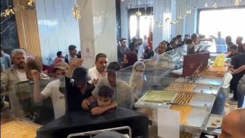 עזתים חוזרים לחיי שגרה