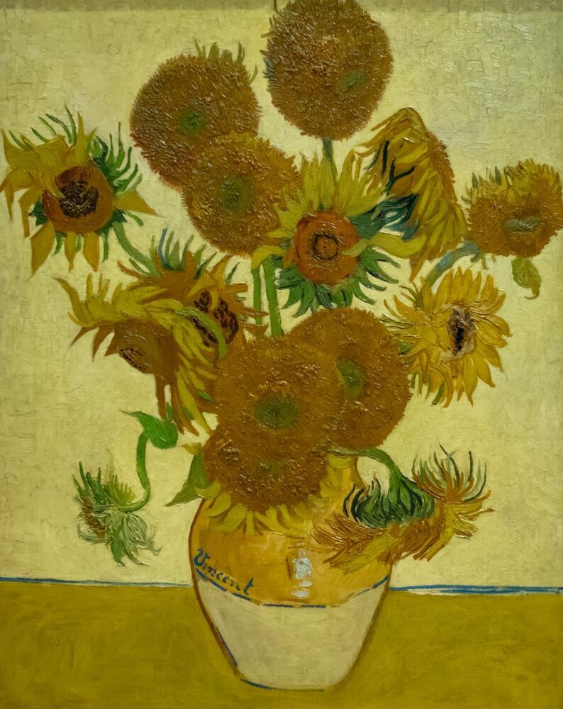 Vincent van Gogh’s famous Sunflowers painting displayed at the National Gallery in London (Photo: Andy Soloman / Shutterstock) ציור החמניות של ואן גוך נשיונל גלרי לונדון