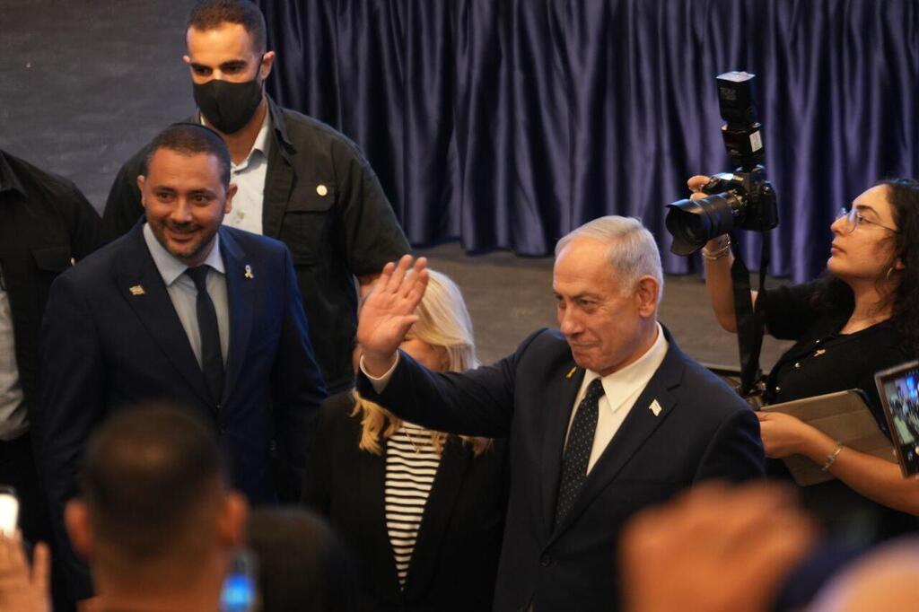 Kiryat Gat Mayor Kfir Suissa (left) and Prime Minister Benjamin Netanyahu (Photo: Tomer Shunem Halevi) טקס חתימת הסכם גג בקריית גת