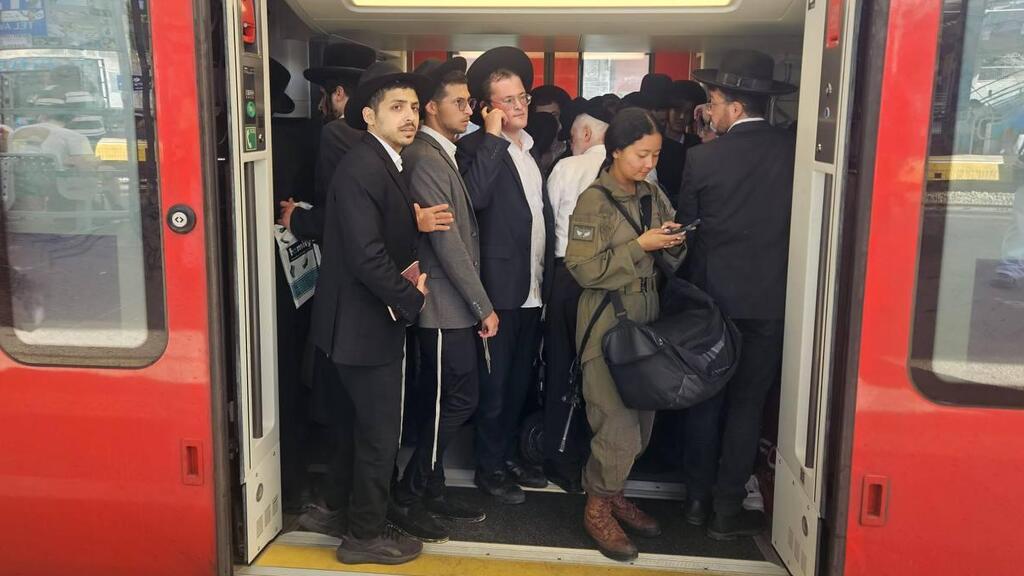 A train station in Jerusalem packed with ultra-Orthodox and one female soldier (Photo: Yael Weizman Amram) תחנת ההגנה ברכבת לירושלים