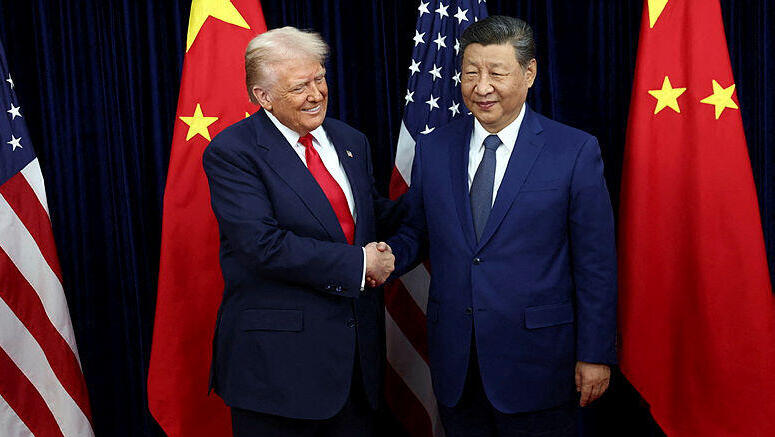 נשיא ארה"ב דונלד טראמפ נפגש עם נשיא סין שי ג'ינפינג בדרום קוריאה